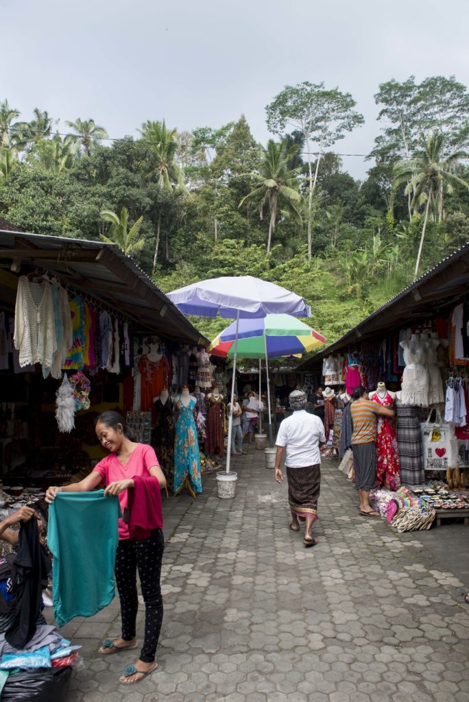Mercato all'uscita del Pura Tirta Empul, Ubud, Bali