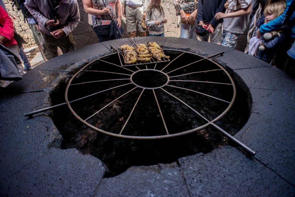 Carne alla griglia sulla bocca del vulcano, Timanfaya National Park, Lanzarote